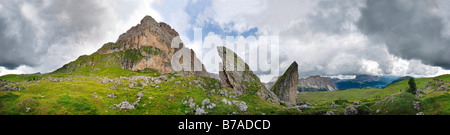 Panorama 360° con bizzarre cielo nuvoloso vicino alla capanna di Regensburg sul Seceda Altopiano con una vista verso il Geisler mounta Foto Stock