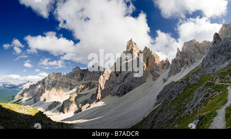 Cime del Puez montagne con Piz Duleda Puez-Geisler nel Parco Nazionale, Wolkenstein, Alto Adige, Italia, Europa Foto Stock