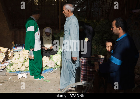 LUXOR EGITTO AFRICA frutta e verdura souk in Oriente banca anche souq mercato bazaar Foto Stock