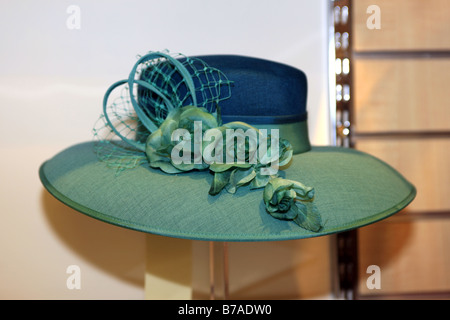 Cappelli sul visualizzatore in corrispondenza di un formale moda donna ware store Foto Stock