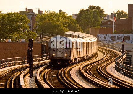 Il numero 7 della metropolitana sopraelevata nel Queens, a New York City. Foto Stock
