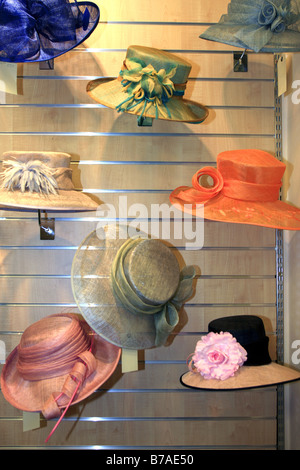 Cappelli sul visualizzatore in corrispondenza di un formale moda donna ware store Foto Stock