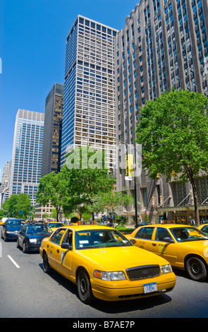 Il traffico con il giallo taxi su 'Park Avenue' in Midtown Manhattan, a New York City. Foto Stock