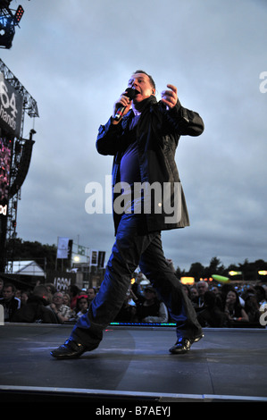 Jim Jerr dei Simple Minds esegue in un concerto a Londra Foto Stock
