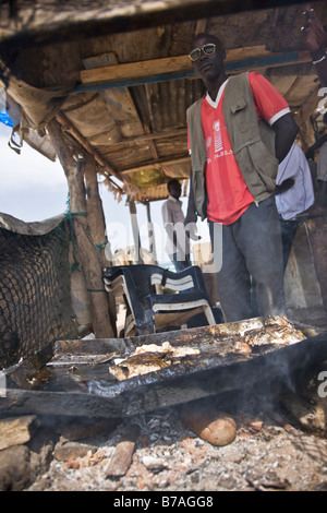 Un beachside 'restaurant' serve piatti freschi di pesce alla griglia in Yoff, un villaggio di pescatori a 30 minuti dalla capitale del Senegal città di Dakar. Foto Stock