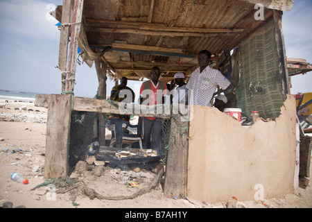 Un beachside 'restaurant' serve piatti freschi di pesce alla griglia in Yoff, un villaggio di pescatori a 30 minuti dalla capitale del Senegal città di Dakar. Foto Stock