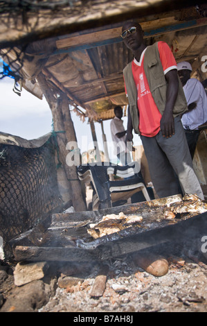 Un beachside 'restaurant' serve piatti freschi di pesce alla griglia in Yoff, un villaggio di pescatori a 30 minuti dalla capitale del Senegal città di Dakar. Foto Stock