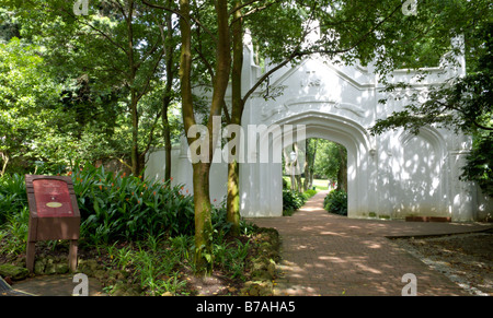 Porta gotica, Fort Canning Park, Singapore Foto Stock