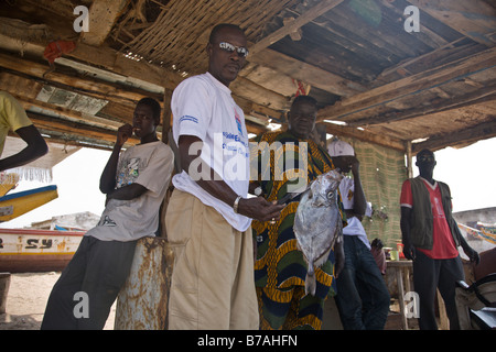 Un beachside 'restaurant' serve piatti freschi di pesce alla griglia in Yoff, un villaggio di pescatori a 30 minuti dalla capitale del Senegal città di Dakar. Foto Stock