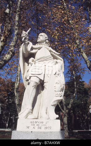 Statua del re Alfonso V di León in Plaza de Oriente, Madrid, Spagna Foto Stock