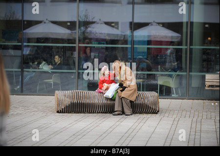 Una madre e figlia chiacchierare insieme e divertirsi al di fuori della libreria di Brighton. Foto da Jim Holden. Foto Stock