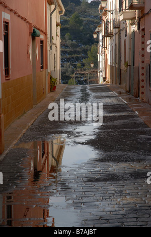 Village Street scene in inverno, Beniaia, Vall d'Alcala, Marina Alta, Provincia di Alicante, Comunidad Valenciana, Spagna Foto Stock