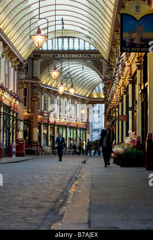 Leadenhall Market, uno storico mercato coperto del XIV secolo nella City di Londra, con ristoranti, pub, cheesemonger, macellai, e fioristi. Foto Stock