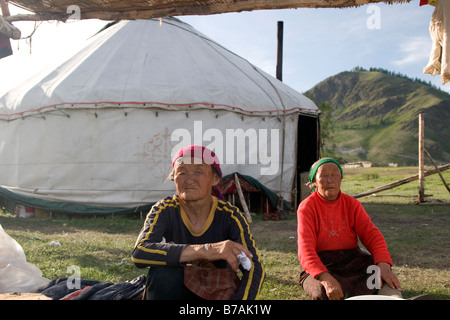 Il kazako donne al di fuori del loro yurt home. Foto Stock
