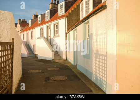 Pittoresche case di pescatori in una stradina nel villaggio di Pittenweem in East Neuk di Fife, Scozia, Regno Unito, Europa. Foto Stock