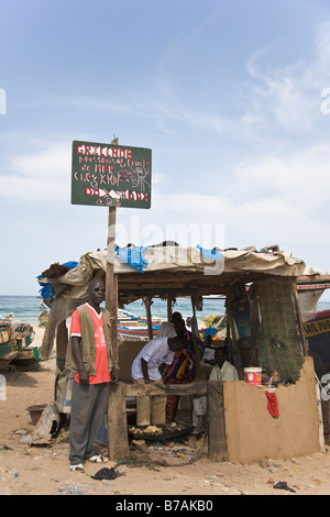 Un beachside 'restaurant' serve piatti freschi di pesce alla griglia in Yoff, un villaggio di pescatori a 30 minuti dalla capitale del Senegal città di Dakar. Foto Stock