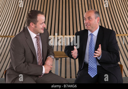 Paul Davies AM e Darren Miller AM gruppo conservatore i membri dell'Assemblea nazionale del Galles Foto Stock