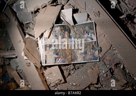 Un album di foto di famiglia si siede in un mare di detriti dopo una casa è stato colpito da un razzo palestinese sparato dalla striscia di Gaza nella città di Netivot Israele Foto Stock