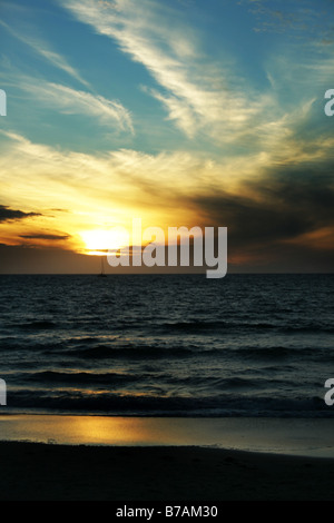 Estate tramonto sulla spiaggia di Glenelg, Adelaide, Australia del Sud. Foto Stock