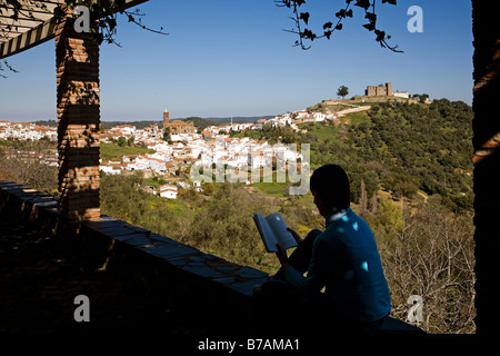 Borgo e Castello di Cortegana Parco Naturale della Sierra de Aracena e Picos de Aroche Huelva Andalusia Spagna Foto Stock