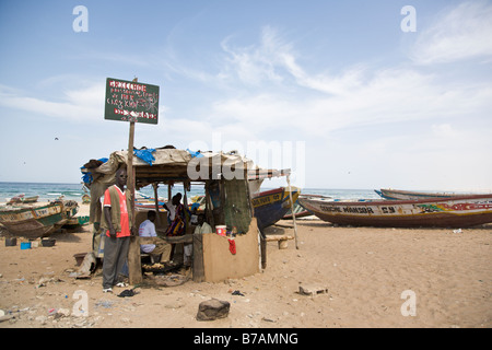 Un beachside 'restaurant' serve piatti freschi di pesce alla griglia in Yoff, un villaggio di pescatori a 30 minuti dalla capitale del Senegal città di Dakar. Foto Stock