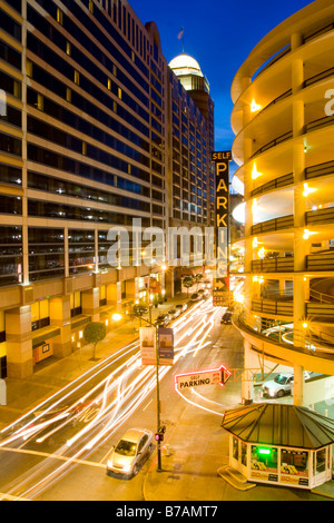 Auto sentieri di luce su O'Farrell Street di San Francisco Stati Uniti d'America Foto Stock