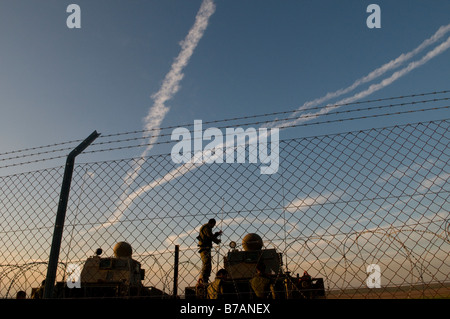 Soldati israeliani sul confine Israel-Gaza in attesa di poter schierare nella Striscia di Gaza. Foto Stock