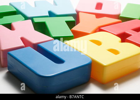 Plastica colorata lettere dell'alfabeto Foto Stock