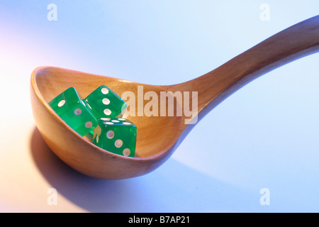 Dadi su mestolo di legno Foto Stock