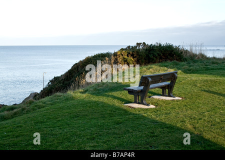 Banco vuoto affacciato sul Moray Firth a Buckie Scozia Scotland Foto Stock