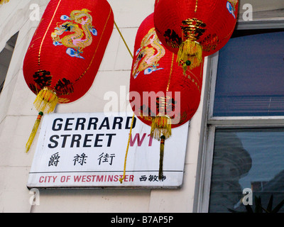 Le lanterne cinesi, per celebrare il capodanno cinese, appeso in Gerrard Street, Chinatown, Londra. (45) Foto Stock