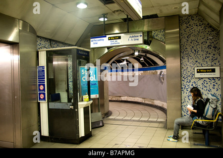 La metropolitana Piccadilly line in attesa fuori Foto Stock