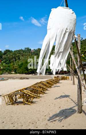 Lanterna di panno e sedie in ultima spiaggia, Ko Lanta, Thailandia Foto Stock