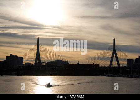 Il Leonard P Zakim Bunker Hill Memorial ponte che attraversa il fiume Charles Boston Massachusetts, STATI UNITI D'AMERICA Foto Stock