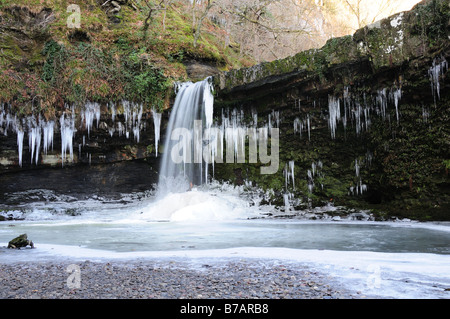 Sgwd Gwladys o lady cade durante un freddo gennaio Ystradfellte Parco Nazionale di Brecon Beacons Powys Galles Foto Stock