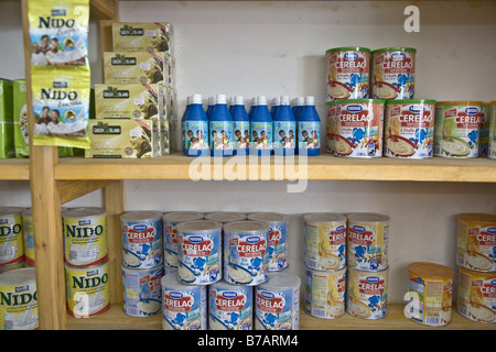 Negozio di alimentari a Conakry, in Guinea, vende bottiglie di Sur Eau, un atomo di cloro prodotto che protegge contro le malattie diarroiche. Foto Stock