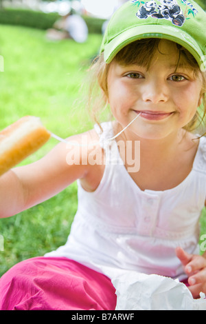 Ragazza mangiare formaggio, Chicago, Illinois, Stati Uniti d'America Foto Stock