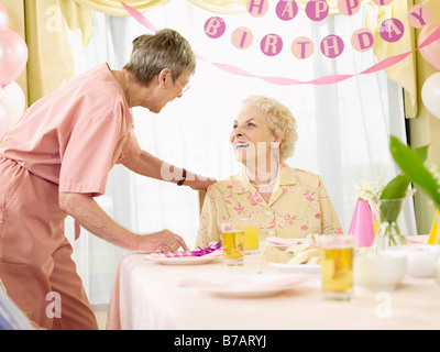 Donna festeggia il compleanno in seniors' residence Foto Stock