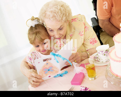 Festa di compleanno nel seniors' residence Foto Stock