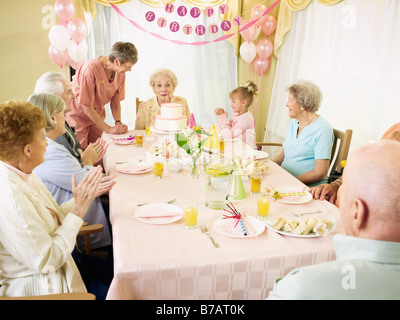 Festa di compleanno a seniors' residence Foto Stock