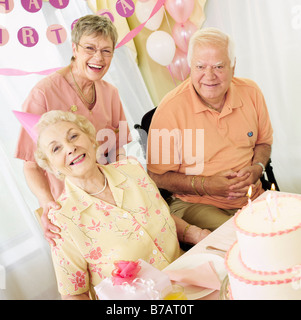 Festa di compleanno a seniors' residence Foto Stock