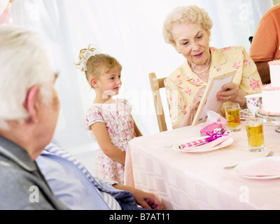 Festa di compleanno a seniors' residence Foto Stock