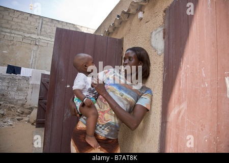 La madre e il bambino stand nel proprio cantiere di Yoff, un villaggio di pescatori a 30 minuti da Dakar, Senegal. Foto Stock