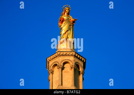 Statua dorata della Vergine Maria sulla sommità della Cattedrale di Avignone in Francia Foto Stock