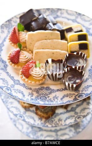 Close-up di Dessert vassoio da High Tea all'Empress Hotel, Victoria, British Columbia, Canada Foto Stock