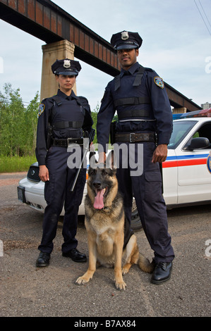 Ritratto di funzionari di polizia con la polizia cane Foto Stock