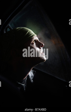 Penale nel sedile posteriore della vettura di polizia Foto Stock