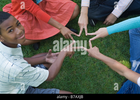 Gruppo di adolescenti facendo una stella Foto Stock