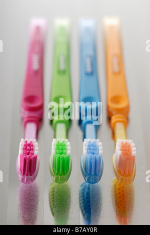 La linea di spazzolini da denti Foto Stock