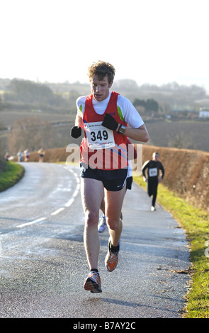 Runner in gara su strada acceso fino hill, Regno Unito Foto Stock